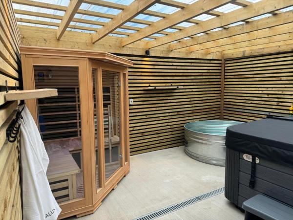 写真にはCoed Ely市にあるSleeps14,Sauna,ColdPlunge,Hottub,xboxroom,XLgardenが写っています。