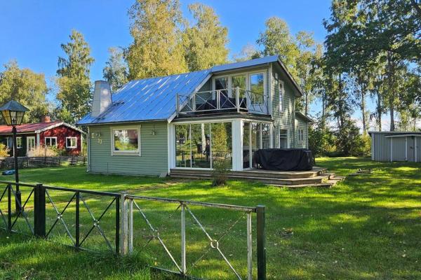 Auf dem Foto ist das Objekt Vätterns Pärla - modernt sjönära hus nära Vadstena in der Stadt Väversunda zu sehen.