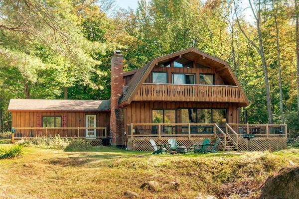 En la foto se muestra el objeto ADK Whiteface Chalet with Hot Tub, Dog Friendly! ubicado en la ciudad de Upper Jay.