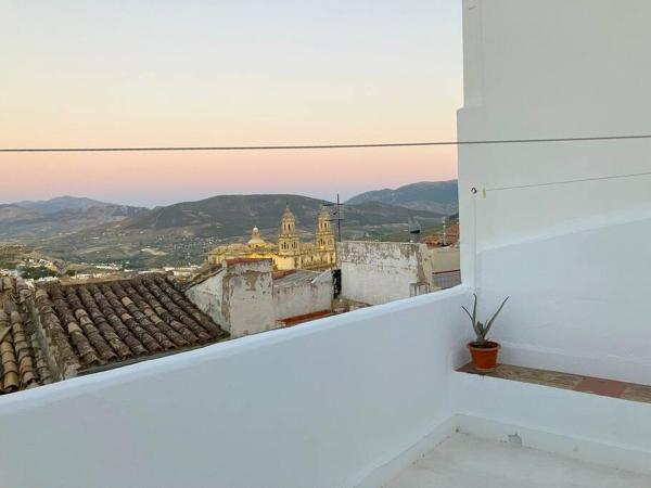 A la foto es mostra l'objecte Renovated retro home w terrace situat a la ciutat de Jaén.