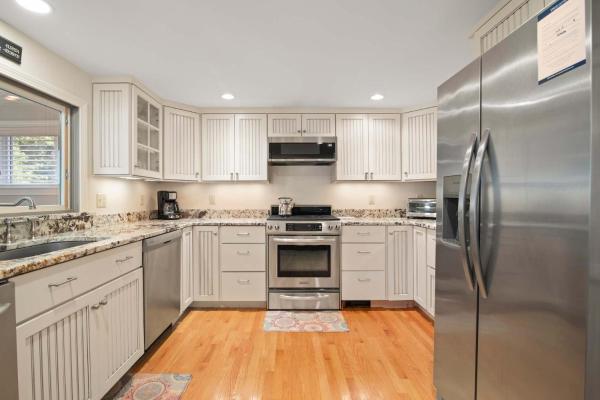Fotografie 8: Located on Rail Trail By Beach & Downtown