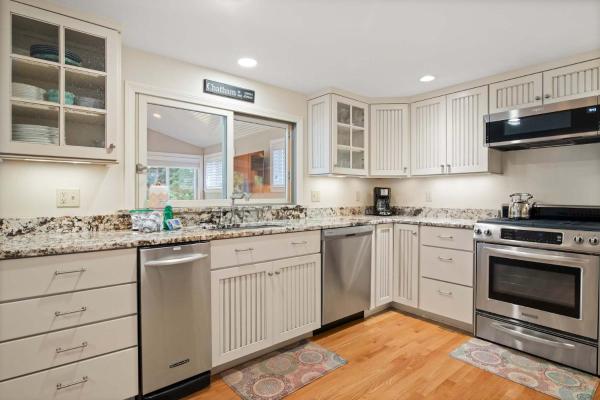 Fotografie 1: Located on Rail Trail By Beach & Downtown