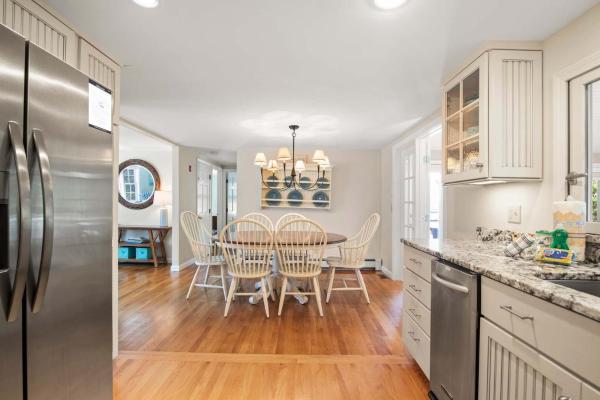 Fotografie 9: Located on Rail Trail By Beach & Downtown
