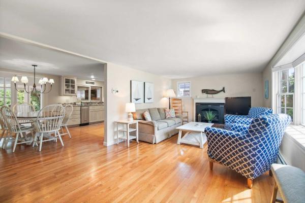 Fotografie 3: Located on Rail Trail By Beach & Downtown