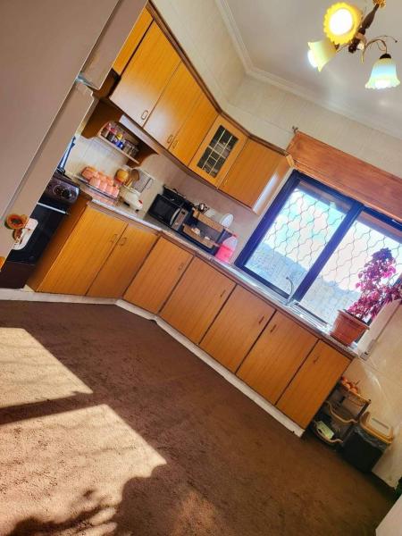 A la foto es mostra l'objecte L goats house situat a la ciutat de Al Ḩayy.
