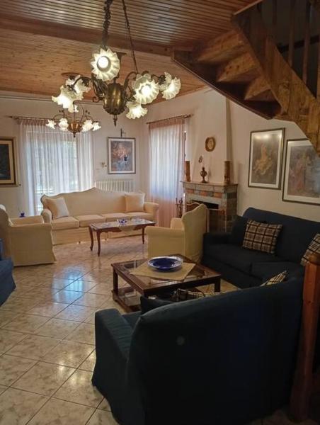 A la foto es mostra l'objecte Το σπίτι στο χωριό situat a la ciutat de Gómfoi.
