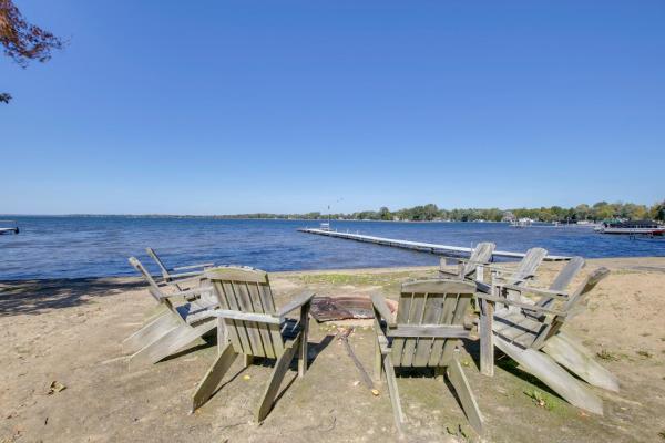 Na foto é possível ver o objeto Rustic Wisconsin Cabin on Shawano Lake! localizado na cidade de Suring.