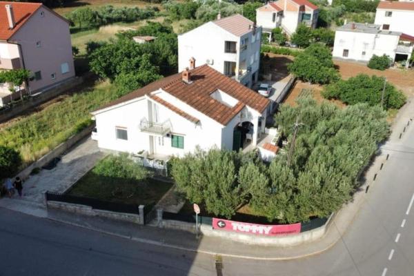 A la foto es mostra l'objecte House Katy situat a la ciutat de Posedarje.