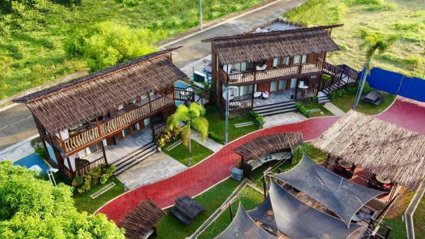 写真にはMagamomo市にあるCrusoe Cabins Costa Azaleaが写っています。