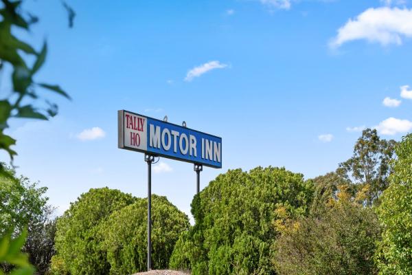 The photo shows the Tally Ho Motor Inn located in the city of Boonoo Boonoo.