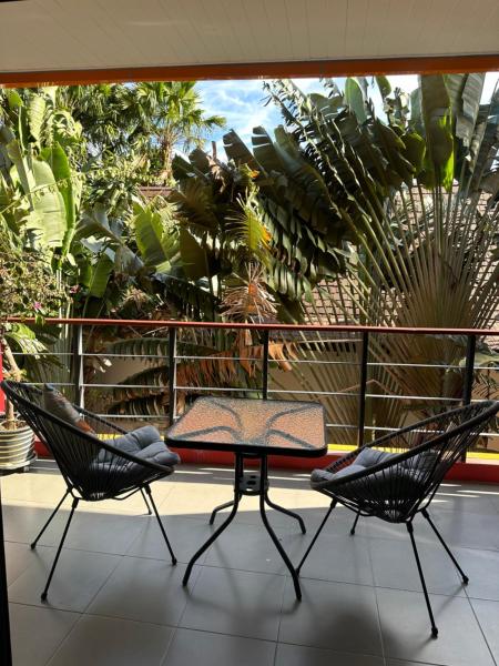 Auf dem Foto ist das Objekt Nai Harn Beach Condo (C2) in der Stadt Strand Rawai zu sehen.