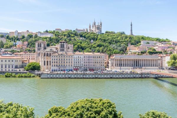 Panorama - Magnificent flat with breathtaking view of Fourvière Basilica, Lyon