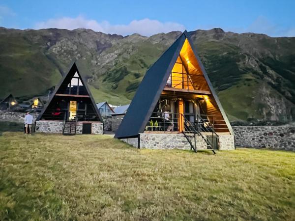A la foto es mostra l'objecte Sanseco Cottage situat a la ciutat de Kazbegi.