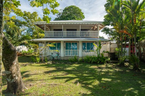 A la foto es mostra l'objecte Casa Blanca Beachfront House with Shared Pool Access Pangea Lodge situat a la ciutat de Manzanillo.