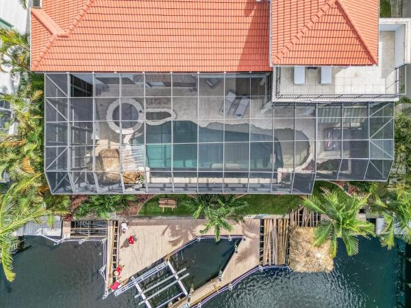 Na fotografii je vidět objekt JUST WOW!! Experience Luxury! Gulf Access, Pool & Spa, Dock, Tiki- Villa Waterfront Wonderland nacházející se ve městě Flamingo Bay.