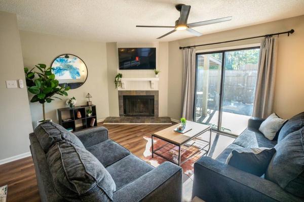 A la foto es mostra l'objecte Lake Park Paradise 2-Story Condo situat a la ciutat de Briggston.