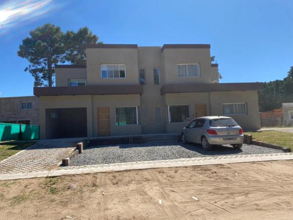На фото показан объект Duplex en Pinamar, расположенный в городе Пинамар.