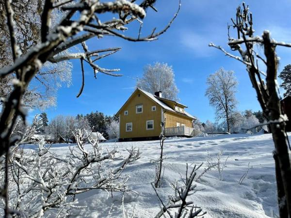 Na zdjęciu widoczny jest obiekt Sfeervol vakantiehuis met houtkachel położony w mieście Letafors.