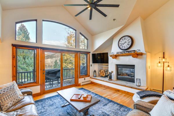 A la foto es mostra l'objecte 1 Mi to Beaver Creek Resort Townhome with Hot Tub situat a la ciutat de Edwards.