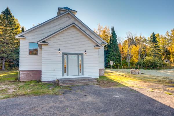 A la foto es mostra l'objecte 15 Mi to Lake Superior Renovated Church with Grill situat a la ciutat de L'Anse.