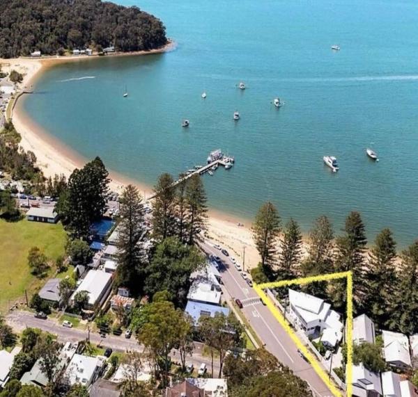 På billedet ses objektet Absolute Beach Front House Panoramic Views beliggende i byen Patonga.