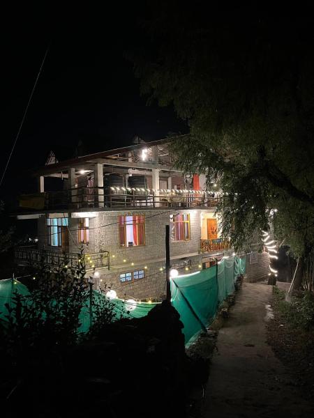 A la foto es mostra l'objecte Soham Villa situat a la ciutat de Manāli.