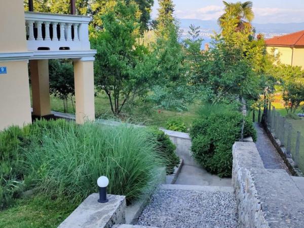 A la foto es mostra l'objecte Elegant Lovran Apartment with Garden situat a la ciutat de Lovran.