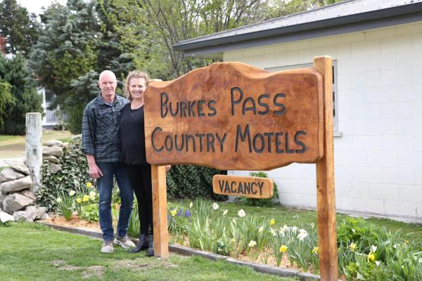 Na fotografii je vidět objekt Burkes Pass Country Motels nacházející se ve městě Burkes Pass.