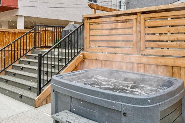 Auf dem Foto ist das Objekt The Park House Retreat with Hot Tub in der Stadt Calgary zu sehen.