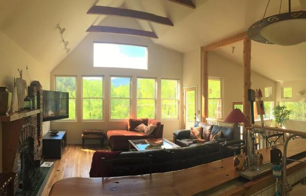 A la foto es mostra l'objecte Creekside Craftsman Cabin with Jacuzzi - Alpine Splendor 6 Mins to downtown situat a la ciutat de Jamestown.