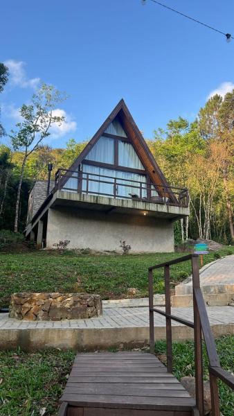 The photo shows the Cabana em Gramado/Serra Gaúcha located in the city of Gramado.