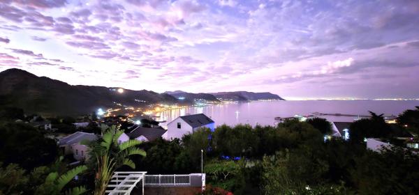 På billedet ses objektet Bay Beach Vista-Two Suites with Deck and Sea views beliggende i byen Simonʼs Town.