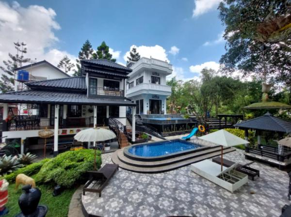 写真にはCikujang市にあるVilla kota bunga puncak bogor dengan 2 kolam privat & biliardが写っています。