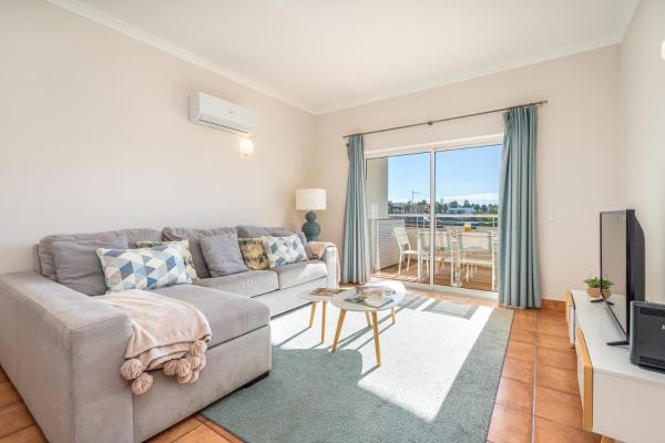 Host Wise - Bright & Stylish Lagos Flat With Pool - Lagos