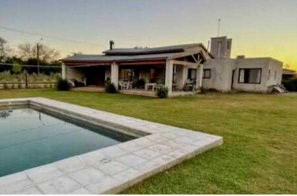 Op de foto is het object Casa de campo con piscina te zien, gelegen in de stad Piedra Pintada.