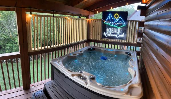 A la foto es mostra l'objecte Cabin with New Hot Tub, Near Dollywood .2BD.2BA.Sleeps6.BBQ situat a la ciutat de Sevierville.