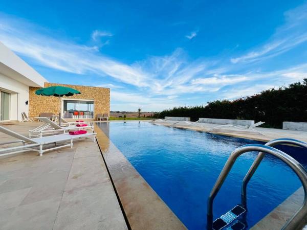 写真にはEssehoul市にあるRiverside 3BR Farm - Pool & Stunning Viewsが写っています。