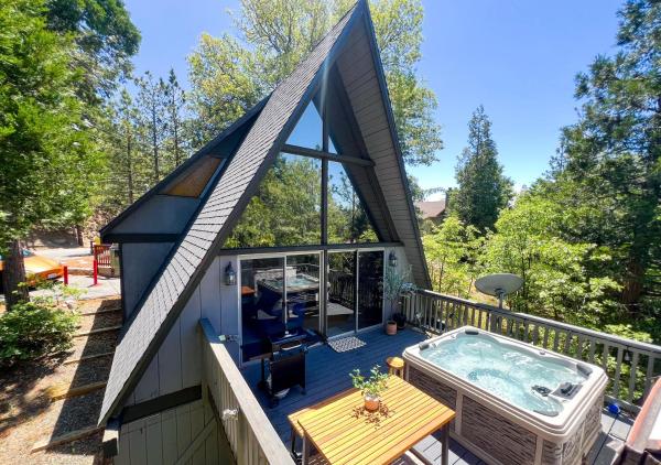 Cozy Cabin With Hot Tub-ac-lake Access-fire Pit-ev-bbq-fire Pit - Hesperia