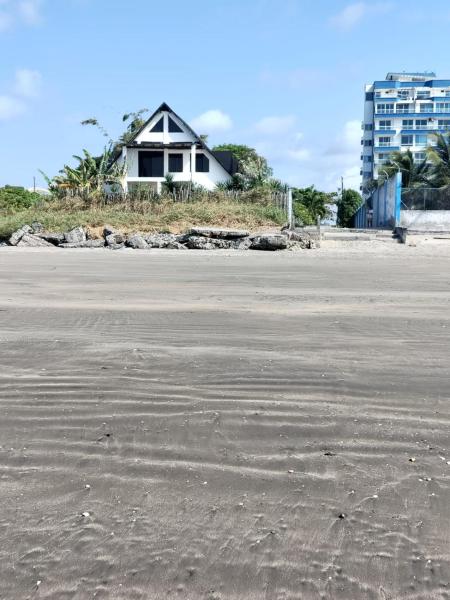 Na zdjęciu widoczny jest obiekt Castelnuovo villa del mar położony w mieście Tonsupa.