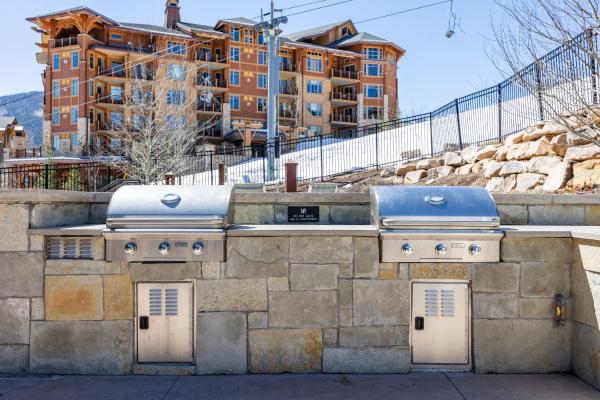 Modern 3-bedroom Ski-in Ski-out Retreat With Mountain Views & Resort Amenities - 猶他