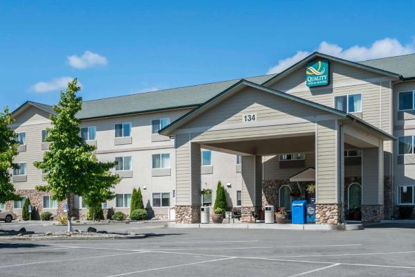 The photo shows the Quality Inn & Suites Sequim at Olympic National Park located in the city of Sequim.