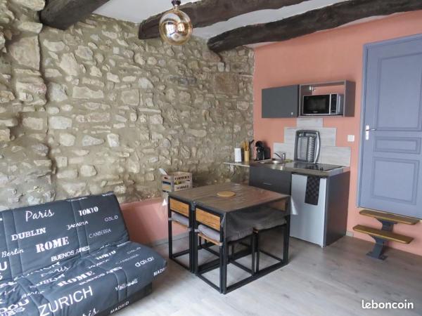 The photo shows the Studio dans maison de village au calme located in the city of Brenas.