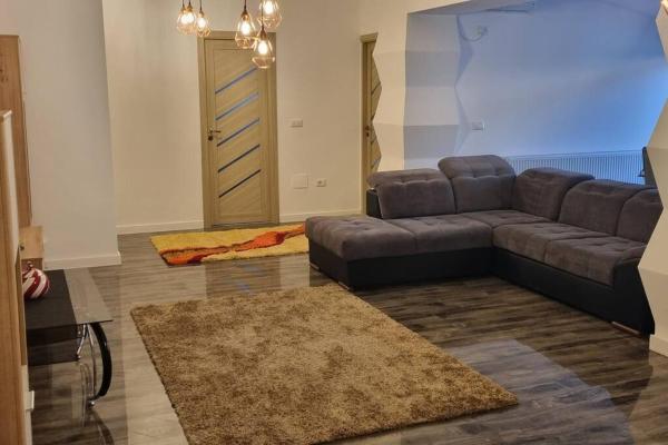 写真にはPodari市にあるApartament luxos Parc Romanescuが写っています。