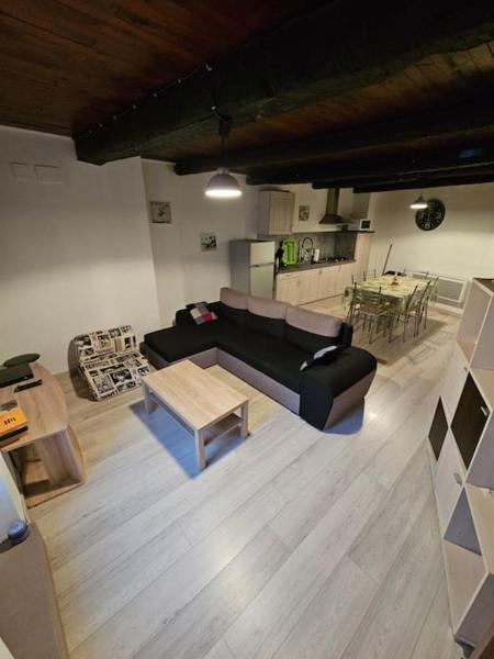 Na zdjęciu widoczny jest obiekt Maison de village dans hameau calme położony w mieście Brenas.