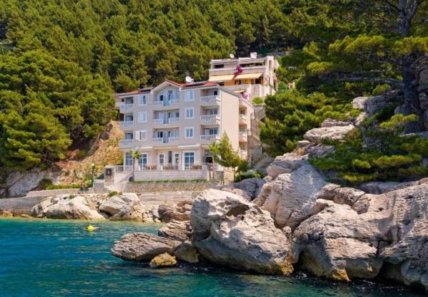 A la foto es mostra l'objecte Apartments Draga situat a la ciutat de Brela.