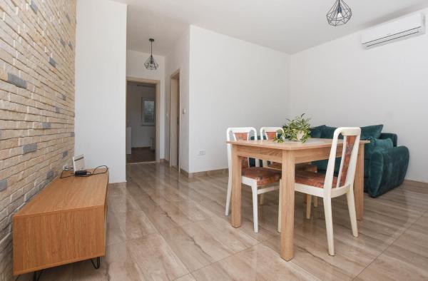 Na zdjęciu widoczny jest obiekt Relax 1 położony w mieście Pakoštane.