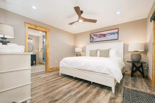 A la foto es mostra l'objecte Mountain Laurel: New, Lake Access w. Dock Slip, Hot Tub, Dogs OK situat a la ciutat de Oakland.