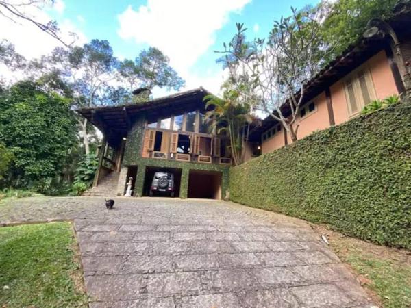 Na foto é possível ver o objeto Deliciosa Casa de Campo - Araras, Petrópolis - RJ localizado na cidade de Petrópolis.