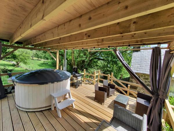 A la foto es mostra l'objecte Hot Tub, 25min to Snowdon Watkin path, Stunning Mountain Views situat a la ciutat de Morfa Bychan.