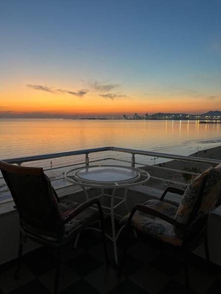 Na fotografii je vidět objekt Sun, Sea and Serenity - Beachfront Apt with Sunset Views and Soothing Waves nacházející se ve městě Durrës.